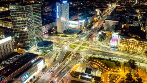 Współczesna Warszawa w kolorze - Fotografie lotnicze nocne - Lato w mieście 2022 Kolorowy plakat w wysokiej rozdzielczości 8K